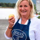 Gro Irene Bjelland Berle er en av representantene for de lokale fruktprodusentene og gårdsbutikkene som Kronprinsparet fikk møte. Foto: Liv Anette Luane, Det kongelige hoff.